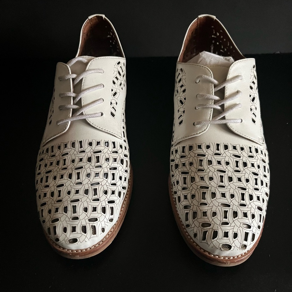 Women’s  White Leather Lace-Up Oxfords.